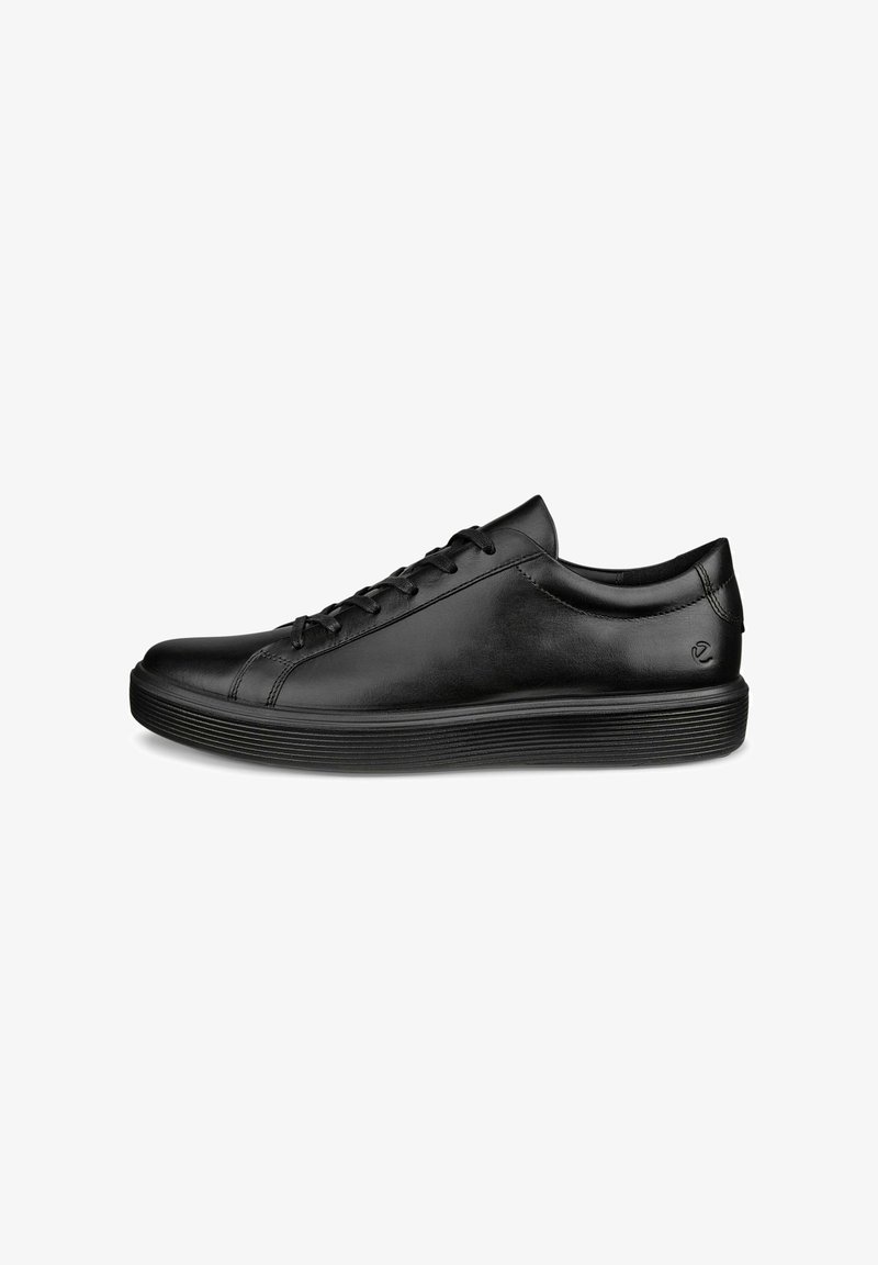 Sneaker en cuir noir avec une pointe arrondie, un système de laçage à l'avant et une semelle en caoutchouc texturée. Présente une finition lisse et un design minimaliste.