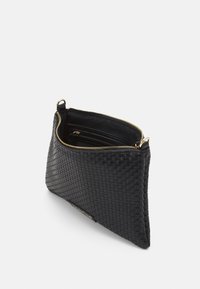 Svart vävd läderklutch med en texturerad yta, gulddragkedja och ett enda fack. Har ett foder av tyg inuti.