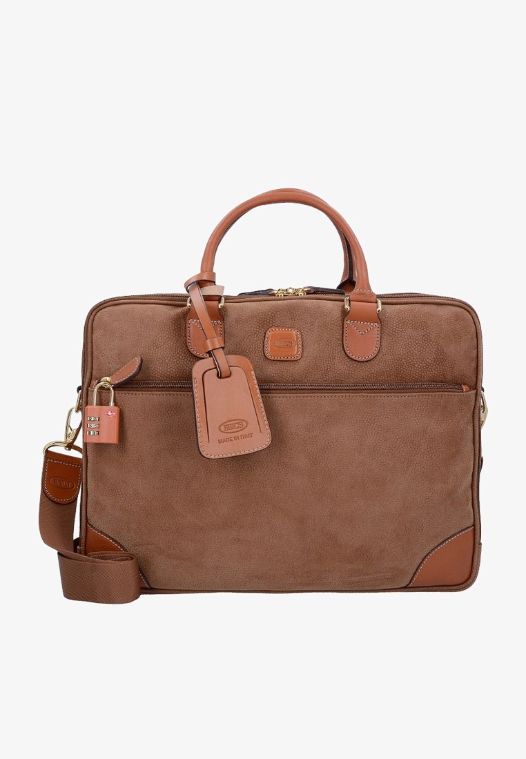 Braune Leder-Laptoptasche mit glatten und strukturierten Oberflächen, doppelten Griffen, verstellbarem Schultergurt, Reißverschlussverschluss und Anhänger für das Gepäck.