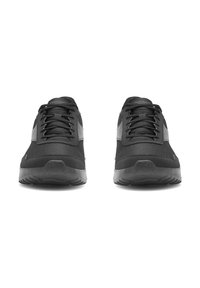 Juoda Reebok sportinių batelių pora, žvelgianti į priekį, su raišteliais ir tekstūruotomis padais, ant balto fono.