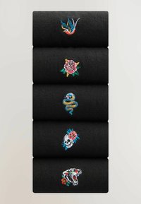 Stapel von fünf schwarzen Stoffartikeln, jeweils mit bunten Mustern bestickt: Vogel, Rose, zusammengerollte Schlange, Schädel mit Blume, brüllender Tiger mit Blume.