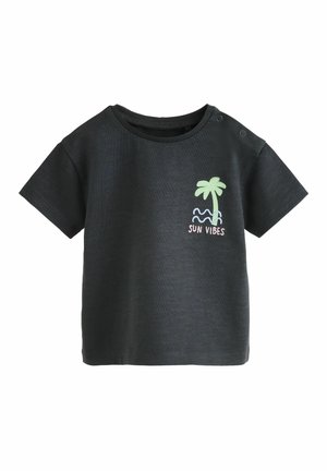 Kortærmet sort t-shirt lavet af blødt stof, med et grønt palmetræ og bølgende linjer samt "SUN VIBES" i pink broderi.