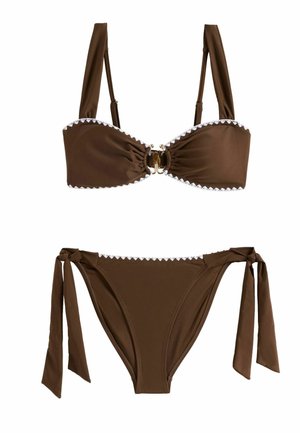 Hnedé dvojdielne bikiny s bielym cik-cak lemom, vystužený bandeau top so zapínaním vpredu a nohavičky so zaväzovaním na bokoch.