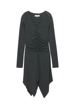 Rochie lungă cu mâneci lungi de culoare gri închis, cu decolteu în V, având detalii plisate pe față și o linie de tiv asimetrică. Textură de țesătură moale.