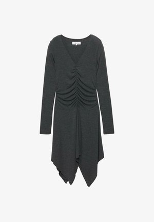 Rochie lungă cu mâneci lungi de culoare gri închis, cu decolteu în V, având detalii plisate pe față și o linie de tiv asimetrică. Textură de țesătură moale.