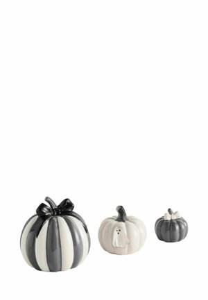 Tre zucche decorative in toni nero, bianco e grigio, una con un fiocco nero, una con un fantasma bianco e una con un fiocco bianco.