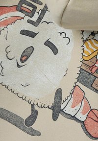 Borsa in tela con un personaggio dei cartoni animati, corpo bianco e soffice, cappello rosso e espressione giocosa, su uno sfondo beige.