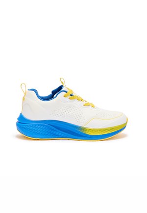 Weißer Sportschuh mit gelben Schnürsenkeln und Verzierungen, blauem Innenfutter sowie einer dicken blauen und gelben Sohle vor weißem Hintergrund.