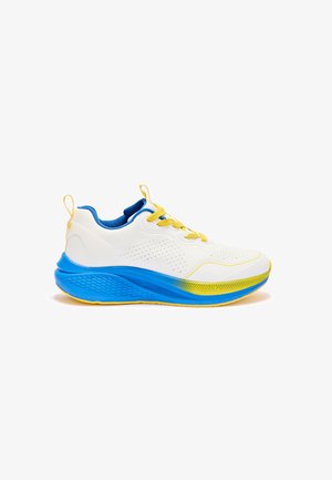 Weißer Sportschuh mit gelben Schnürsenkeln und Verzierungen, blauem Innenfutter sowie einer dicken blauen und gelben Sohle vor weißem Hintergrund.