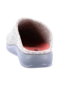Pantofola di feltro grigia con retro arrotondato, suola in gomma grigia e soletta morbida rossa. La parte superiore è testurizzata, mostrando un design semplice e funzionale.