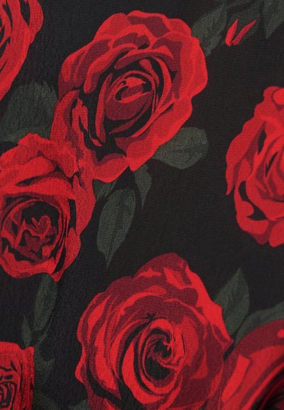 Κόκκινα τριαντάφυλλα σε διάφορα μεγέθη και λεπτομέρειες σε μαύρο φόντο, με σκουροπράσινα φύλλα και απαλό, υφασμάτινο υλικό.
