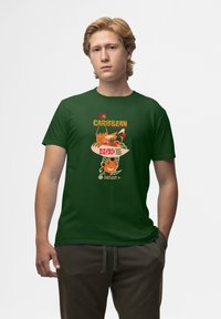 Zelené bavlněné tričko s barevným grafickým vzorem zahrnujícím tropické prvky, text "CARIBBEAN" a "ISLAND" a jemné textury.