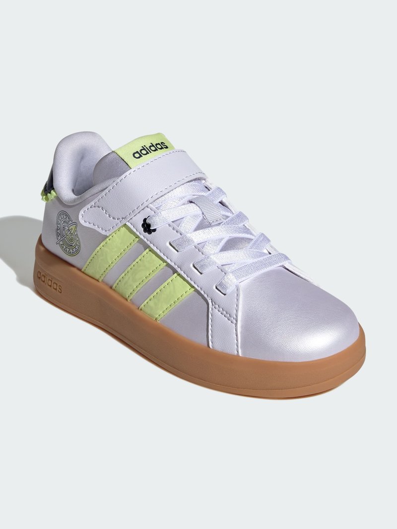 Λευκό αθλητικό παπούτσι Adidas με ανοιχτοπράσινες ρίγες, λουράκι με βέλκρο, καουτσούκ σόλα και γεωμετρικό λογότυπο στο πλευρό της φτέρνας.
