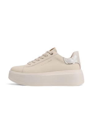 Sneaker platform beige con lacci frontali, con linguetta metallica argento sul tallone e suola spessa e testurizzata, vista laterale su sfondo bianco.