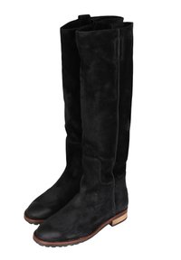 Svarta mocka knähöga stövlar med en platt lädersula, rund tå och liten staplad träklack. Har en slät yta och minimala detaljer.