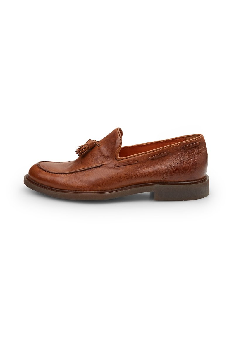 Loafer din piele maro cu vârful rotunjit, cusături decorative și detaliu cu_ciucure. Are o talpă plată și o textură netedă.
