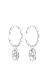 Silberne Creolen mit gravierten ovalen Anhängern, die ein detailliertes religiöses Motiv zeigen. Glatte Textur mit polierter Oberfläche. Leichtes Design.