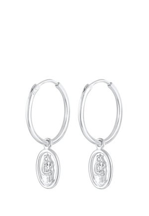 Silberne Creolen mit gravierten ovalen Anhängern, die ein detailliertes religiöses Motiv zeigen. Glatte Textur mit polierter Oberfläche. Leichtes Design.