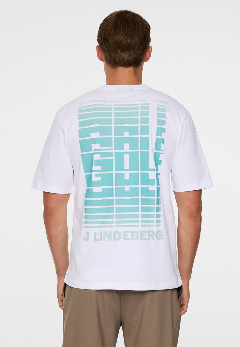 T-shirt en coton blanc avec un grand motif graphique turquoise dans le dos, affichant "GOLF" et le nom de la marque "J Lindeberg".