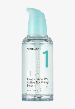 Botella transparente de Pantothenic B5 Active Soothing Serum con bomba azul claro y burbujas líquidas visibles, tamaño de 50 ml.