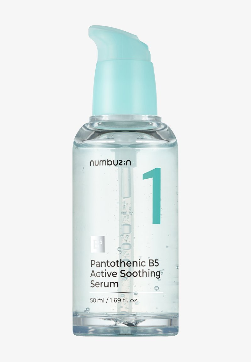Klar flaske med Pantothenic B5 Active Soothing Serum med lyseblå pumpe og synlige væskebobler, 50 ml størrelse.