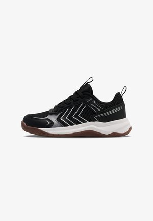 Zapatilla deportiva negra con rayas blancas inclinadas, suela marrón texturizada, parte superior de malla, cordones delanteros y lazos para tirar en el talón y la lengüeta.