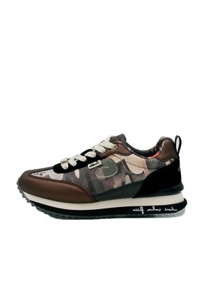 Zapatilla marrón y negra con cordones blancos y patrones abstractos de corazones en la parte superior de tela, con una suela gruesa blanca y negra.