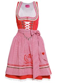 Robe traditionnelle dirndl rouge et blanche avec corsage blanc à lacets, tablier vichy rose noué en nœud et détails brodés en forme de cœur.