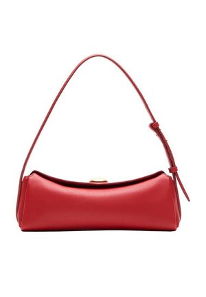 Bolso de hombro de cuero rojo con forma rectangular estrecha y correa ajustable, con un pequeño cierre de broche dorado en el centro superior.
