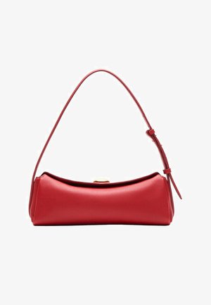 Bolso de hombro de cuero rojo con forma rectangular estrecha y correa ajustable, con un pequeño cierre de broche dorado en el centro superior.