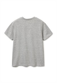 Šedé bavlněné tričko s krátkými rukávy, kulatým výstřihem, hladkou texturou, jednobarevný zadní díl s zaobleným lemem, bez viditelných štítků nebo grafiky.