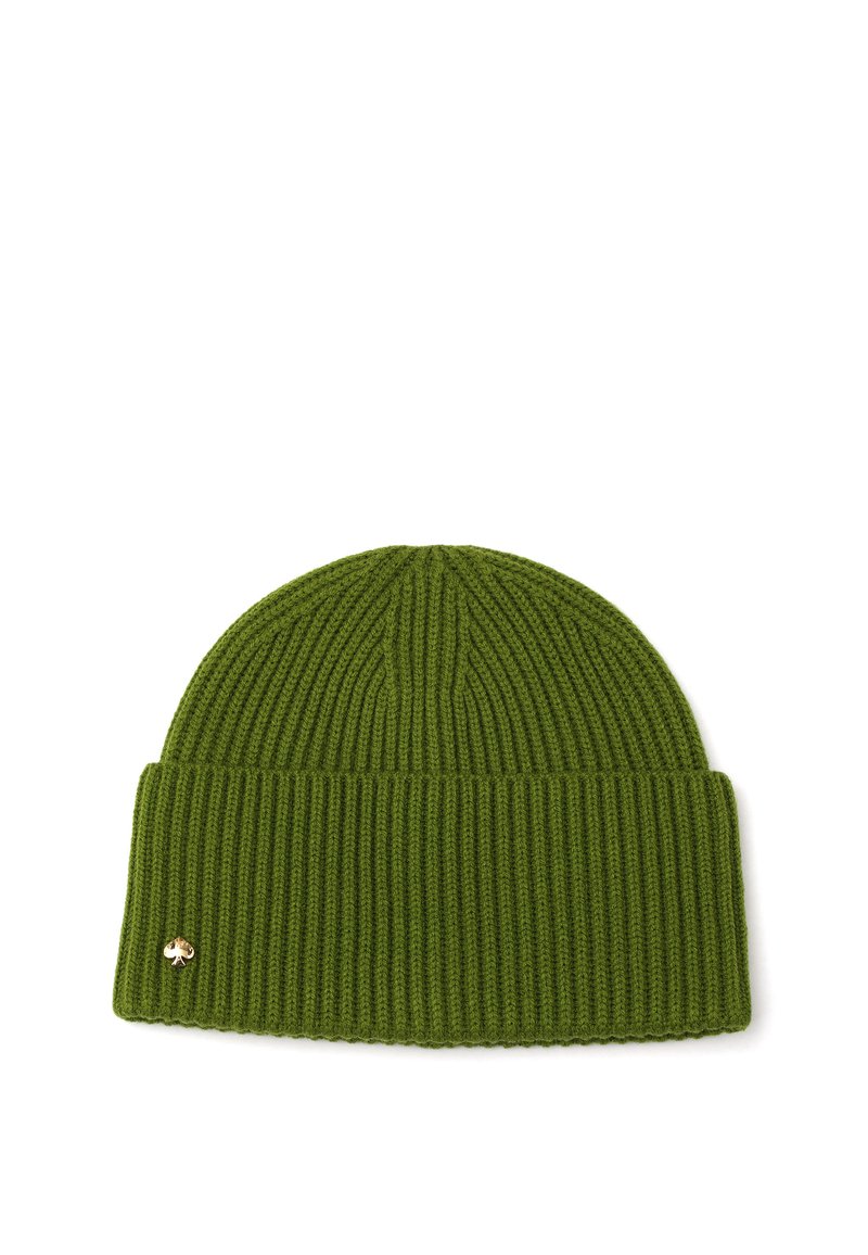 Gorro de punto acanalado verde con puño doblado y pequeño detalle de logotipo dorado en el lateral. Textura suave, parte superior redondeada y ajuste elástico.