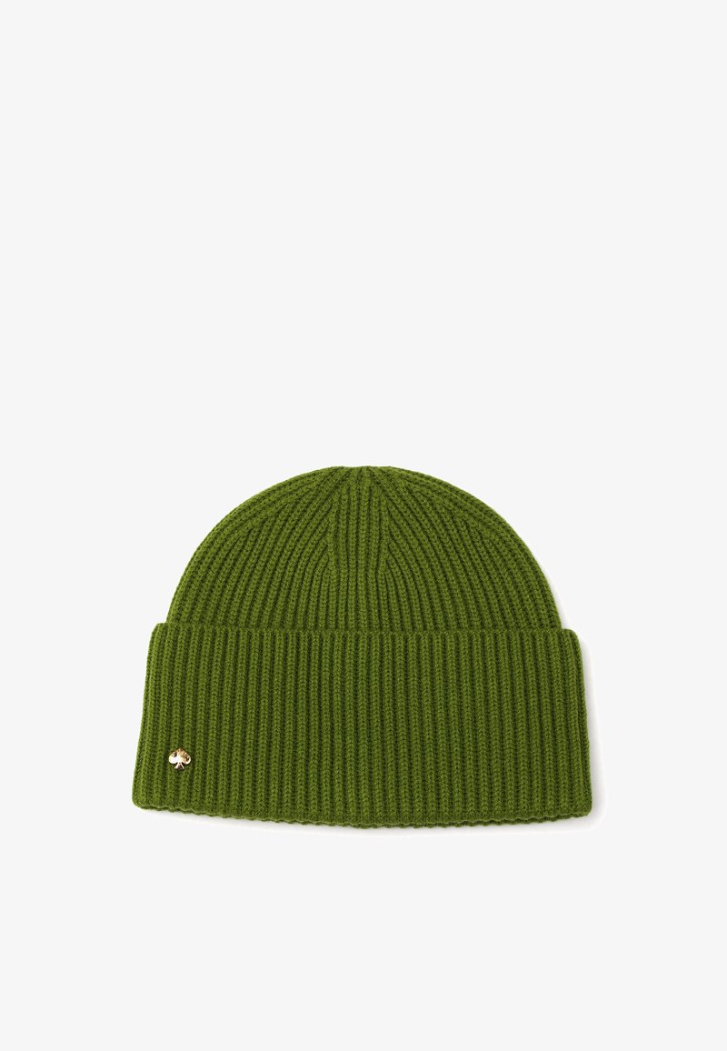 Grön ribbad stickad mössa med uppvikt kant och liten gul logodetalj på sidan. Mjuk textur, rundad topp och elastisk passform.
