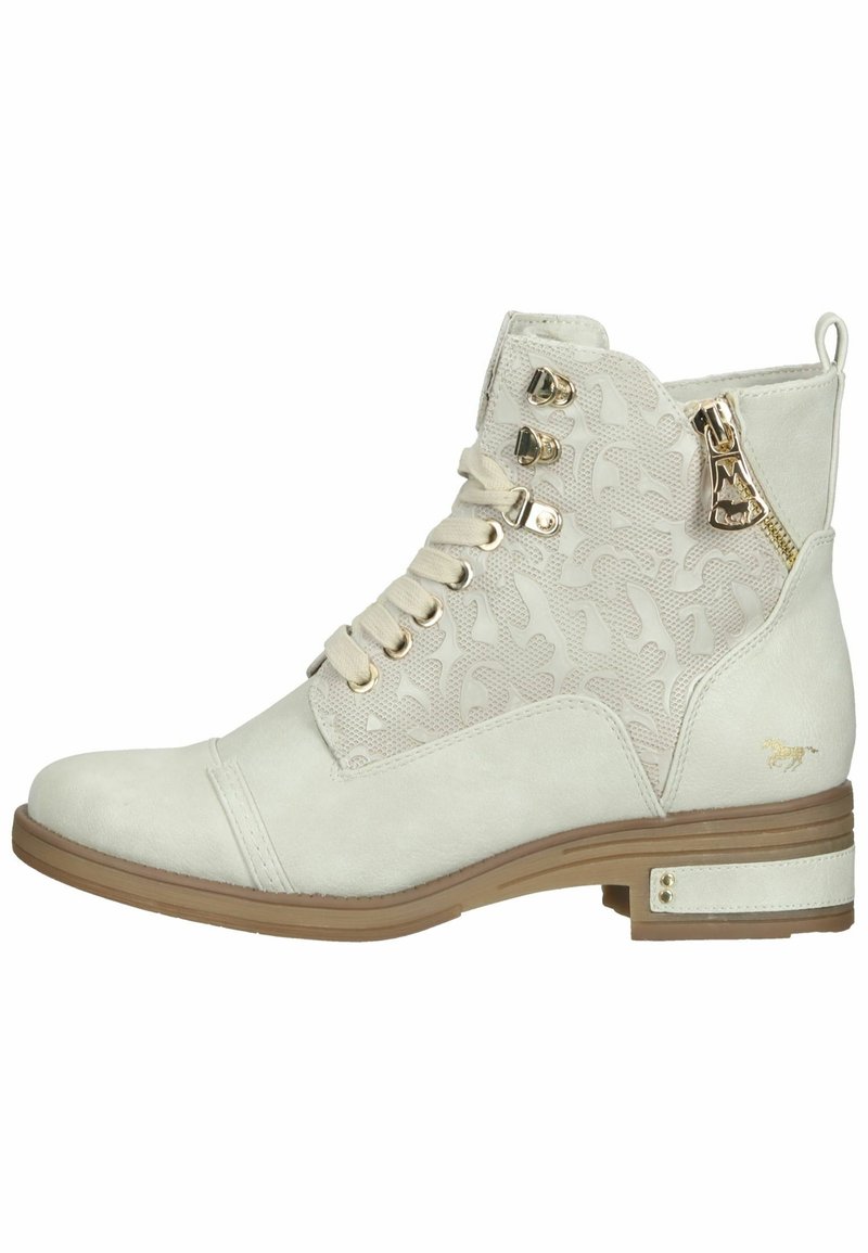 Bottine blanche à la cheville avec semelle beige, lacets à l'avant, fermeture éclair dorée sur le côté, motif texturé sur les côtés et petit logo doré près du talon.