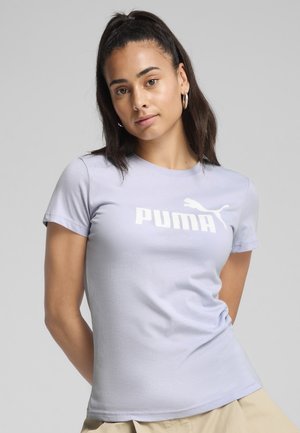 Camiseta de algodón lila con el logo blanco de "PUMA" y un gráfico de puma. Mangas cortas, cuello redondo, diseño ajustado y textura suave.