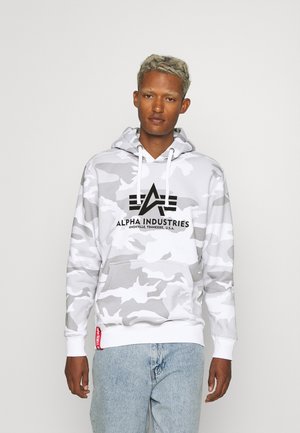 Grijze camouflage hoodie van zacht materiaal, met een voorzak in kangoeroestijl, een capuchon met trekkoord en een zwart logo op de borst.