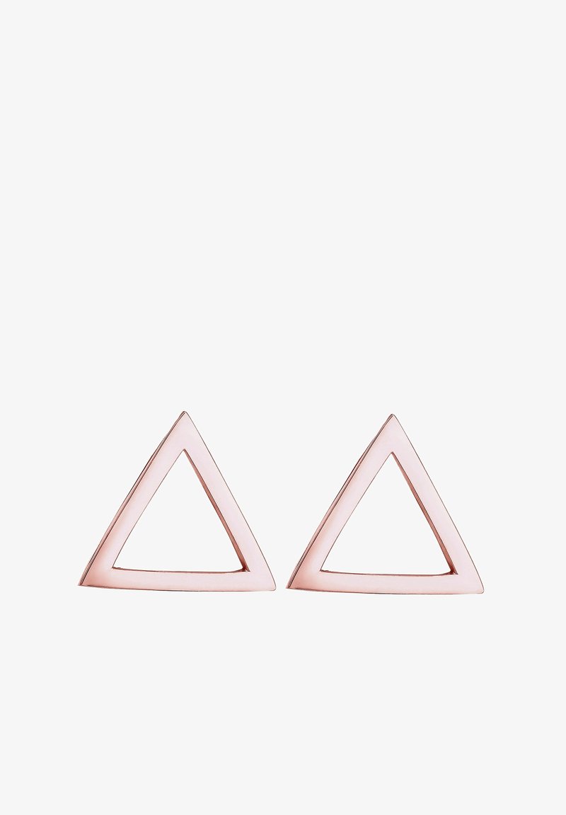 Paire de boucles d'oreilles triangulaires simples en or rose à cadre ouvert avec bords lisses sur fond blanc.