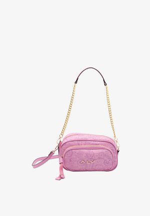 Borsa a tracolla in ecopelle rosa con accentatura in catena dorata, presenta due scomparti con cerniera e un design ad impressione di timbro del passaporto.