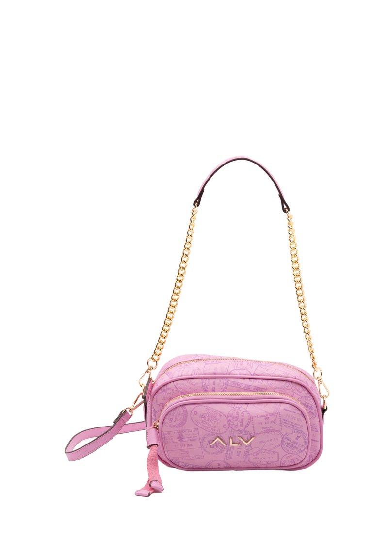 Roze faux leren schoudertas met gouden kettingaccent, beschikt over twee ritscompartimenten en een gegraveerd paspoortstempelontwerp.