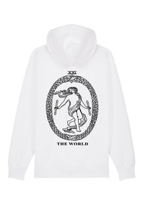 Biela mikina s kapucňou s veľkým čiernym grafikom zobrazujúcim postavu vo vavrínovom venčeku. Pod designom je nápis "XXI THE WORLD".
