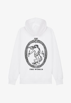 Biała bluza z kapturem z dużym czarnym grafiką przedstawiającą postać wewnątrz wieńca laurowego. Pod wzorem znajduje się napis "XXI THE WORLD".