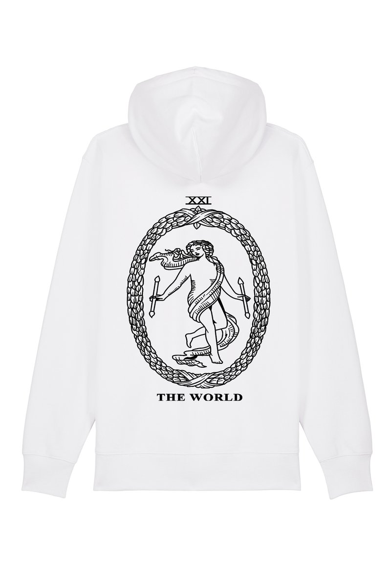 Biela mikina s kapucňou s veľkým čiernym grafikom zobrazujúcim postavu vo vavrínovom venčeku. Pod designom je nápis "XXI THE WORLD".