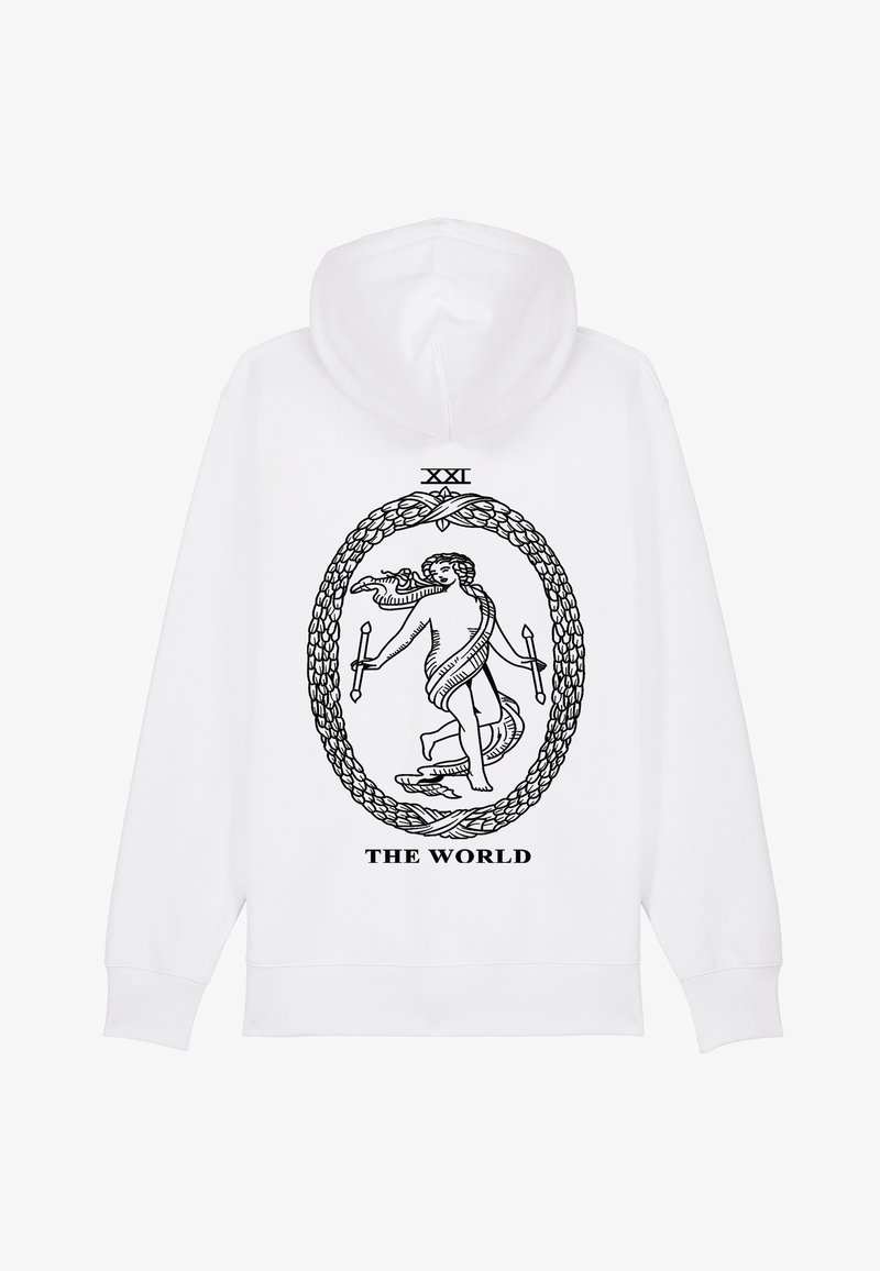 Bílá mikina s kapucí s velkým černým grafikou postavy uvnitř vavřínového věnce. Pod designem je text "XXI THE WORLD".