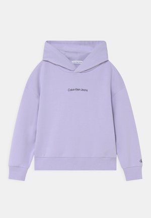 Sweat à capuche lilas Calvin Klein Jeans avec logo sur le devant, poignets et ourlet côtelés, et capuche, présenté sur fond blanc.