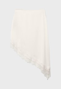 Jupe blanche asymétrique avec un ourlet orné de dentelle, tissu lisse et taille haute sur un fond uni.