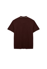 Burgunderfärgad polo tröja med en klassisk design, korta ärmar och en ribbad krage med vita detaljer. Mjuk tygkvalitet med en slät textur.