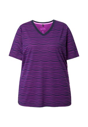 Camiseta de manga corta con rayas moradas y rosas, diseño de escote en V y tejido suave. Las rayas horizontales varían en ancho.