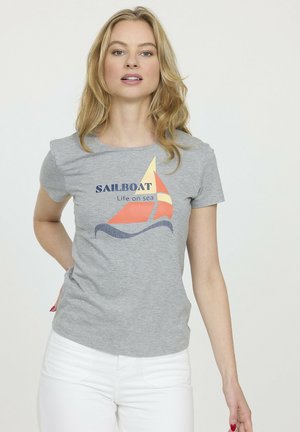 T-shirt en coton gris avec un graphique de voilier en orange et jaune, accompagné du texte "SAILBOAT Life on sea." Coupe classique avec manches courtes.