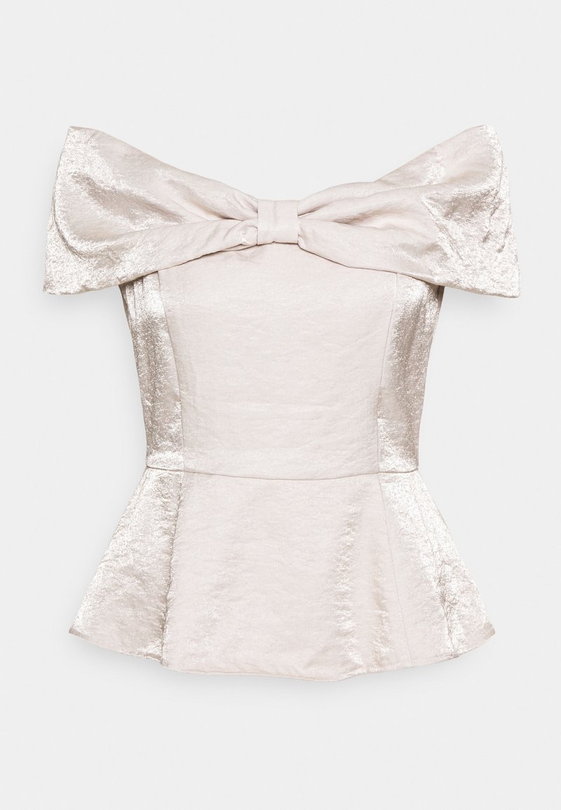 Top peplum sin hombros en tejido metálico claro, con un gran lazo en el escote y un dobladillo acampanado.