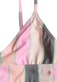 Tela a rayas con colores rosa, verde y gris, con tirantes ajustables y una etiqueta con el logo de Roxy. Textura suave, diseñada para ropa de baño.